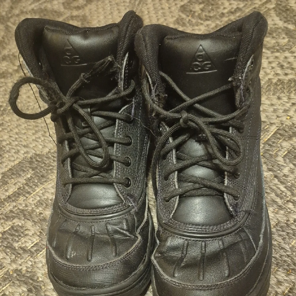 Nike Black High-Top Sneakers with Durable Design - Picture 2 of 3
